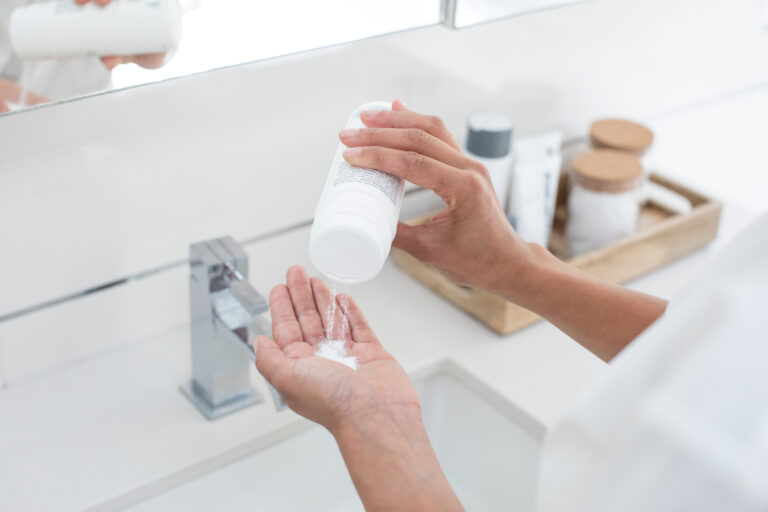 Hand Pouring Daily Microfoliant